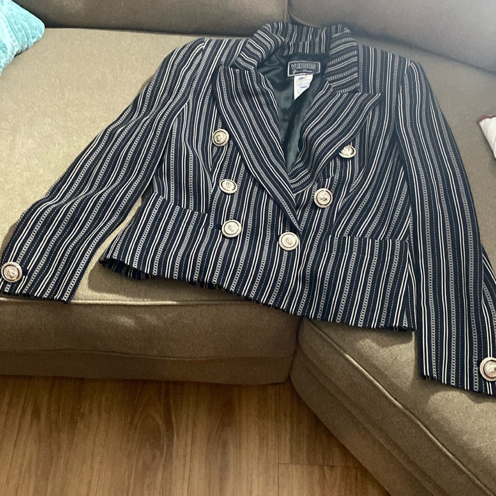 Beautiful, vesace blazer, no lowballs - Picture 1 of 12
